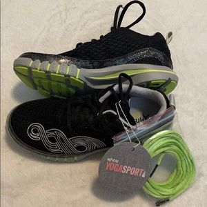 NEW IN BOX ahnu Black/White Yoga Flex Size 5